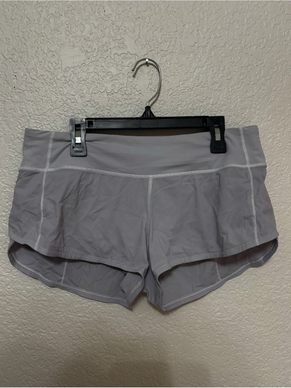 lululemon athletica White Speed Ups 2.5” Size 6 Low-Rise